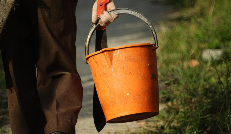 Muž z Habartova vyhrožoval sousedovi i jeho dětem mačetou, skončil ve vazbě