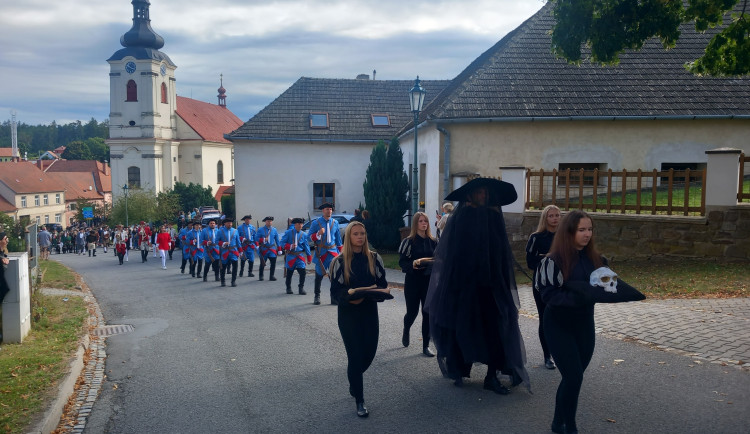 VIDEO: Brtnicí prošel morový průvod, zapojily se do něj stovky postav