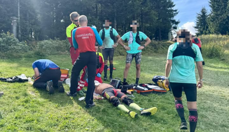 Drama při závodu na Ještědu. Závodníků upadl do bezvědomí, další ho zachraňovali