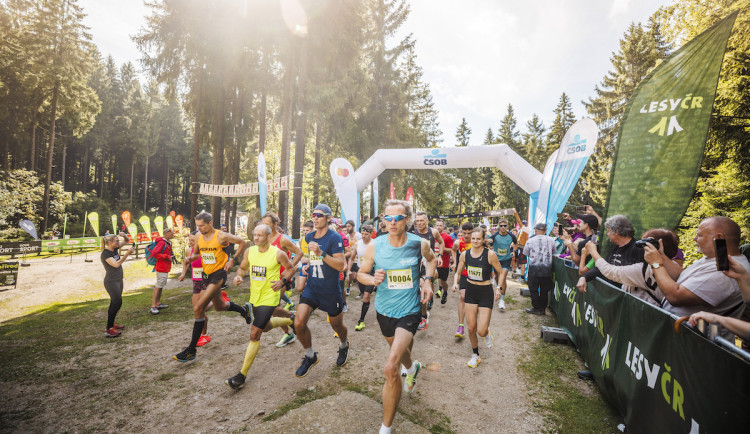 Rekord pro Běhej lesy. Přes 3 300 běžců dorazilo na letní Jizerskou 50