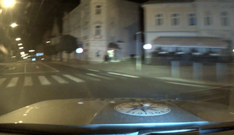 Opilý motorkář v Mariánských Lázních ujížděl policii, havaroval a skončil v nemocnici