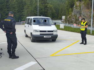 Policisté hledali v kamionech migranty. Speciální přítroj zaznamená tlukot srdce