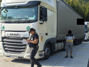 Policisté hledali v kamionech migranty. Speciální přítroj zaznamená tlukot srdce