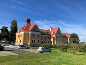 Bývalý internát v Zeyerově ulici se proměnil ve školu. Dnes poprvé přivítala žáky