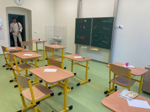 Bývalý internát v Zeyerově ulici se proměnil ve školu. Dnes poprvé přivítala žáky