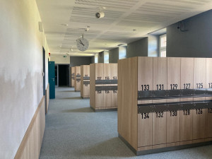 Bývalý internát v Zeyerově ulici se proměnil ve školu. Dnes poprvé přivítala žáky