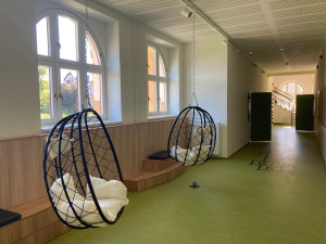 Bývalý internát v Zeyerově ulici se proměnil ve školu. Dnes poprvé přivítala žáky