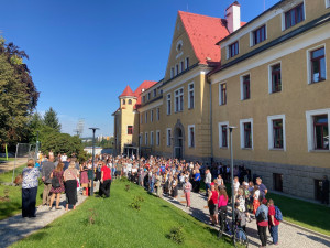 Bývalý internát v Zeyerově ulici se proměnil ve školu. Dnes poprvé přivítala žáky