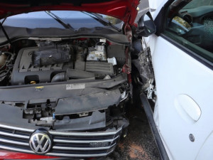 Děda vezl tříletého vnuka a usnul za volantem. Čelně se srazil s autem v protisměru