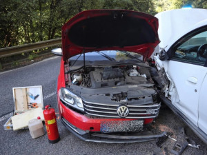 Děda vezl tříletého vnuka a usnul za volantem. Čelně se srazil s autem v protisměru