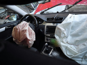 Děda vezl tříletého vnuka a usnul za volantem. Čelně se srazil s autem v protisměru