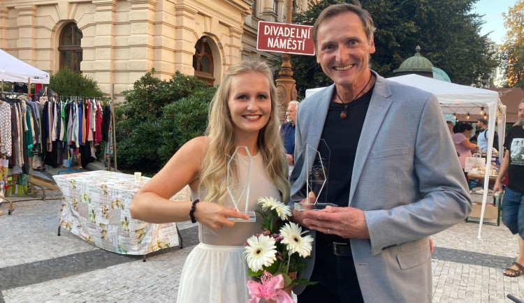Liberecké Thálie si v neděli na pódiu převzali pěvkyně Veronika Kaiserová a herec Martin Stránský