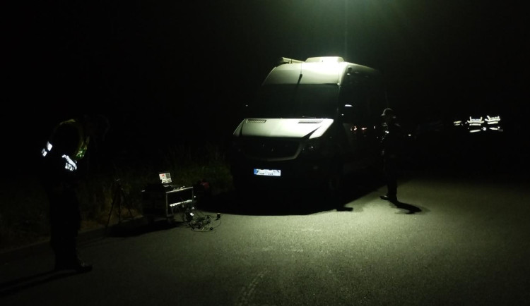 Policisté hledali v kamionech migranty. Speciální přítroj zaznamená tlukot srdce