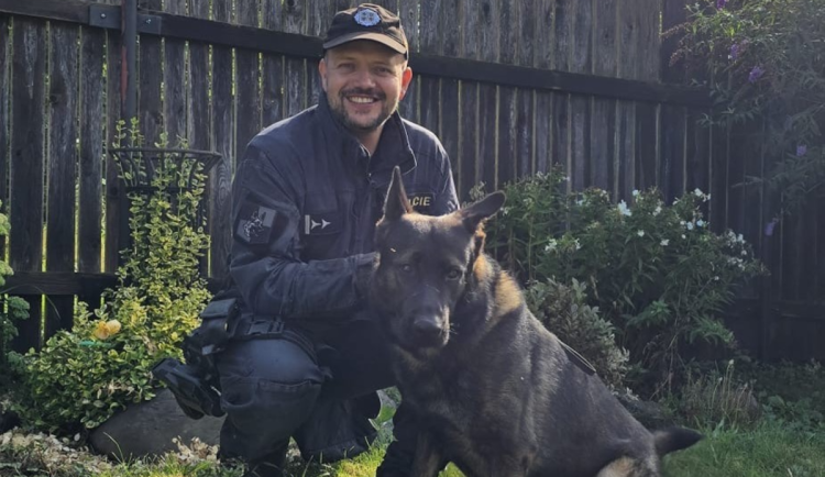 Policista prap. Miloslav Novák a služební pes Dar
