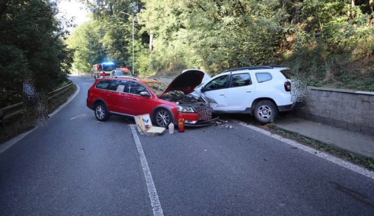 Děda vezl tříletého vnuka a usnul za volantem. Čelně se srazil s autem v protisměru