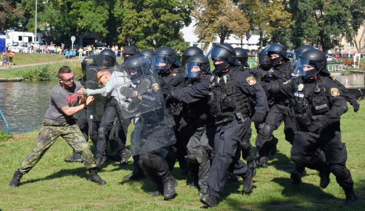 V centru Hradce se dneska uskuteční záchrana tonoucího, v akci bude vrtulník i psovod
