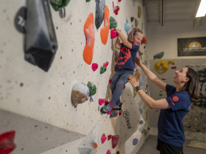 Od prvních kroků až po závody. Přijďte se seznámit s lezeckým klubem LK Boulder
