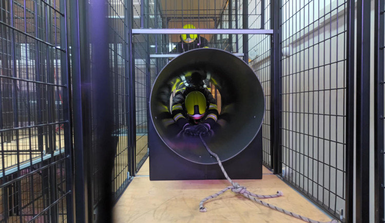 FOTOGALERIE: Kouř, stísněné prostory, dětský pláč. Hasiči v Hamrech otevřeli jedinečný výcvikový trenažér