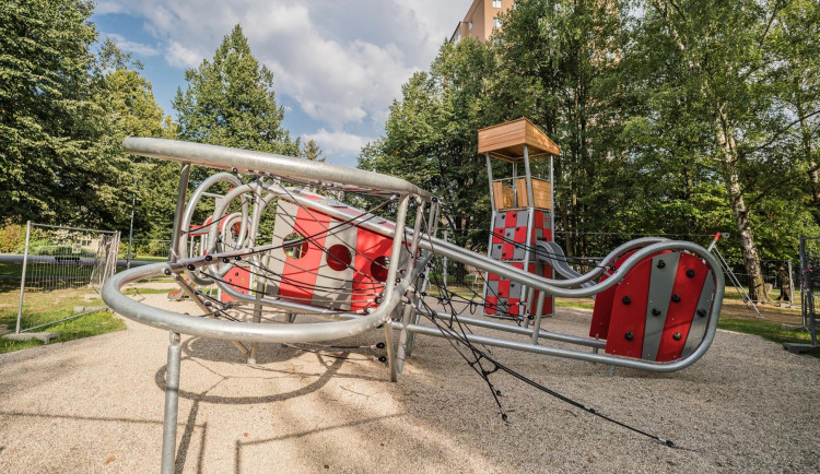 Násilí na dětském hřišti v Šumperku? Výrostky mají odradit strážníci a bezpečnostní kamery