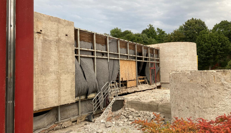 Další vícepráce opět zvýšily cenu opravy bazénu. Hrozí i prodloužení termínu dokončení