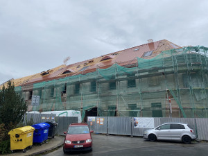 Rekonstrukce Kounicova domu pokračuje. Hotový je nový krov