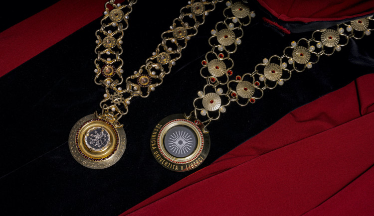 Technická univerzita v Liberci má po 70 letech nové univerzitní insignie