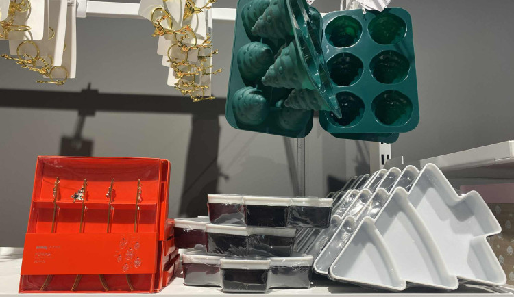 ANKETA: Brno už se chystá na Vánoce, první obchody prodávají sváteční výzdobu