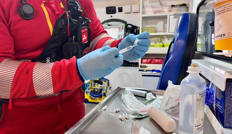 Pád ze střechy i zavalení stromem. Moravskoslezští záchranáři se nenudili