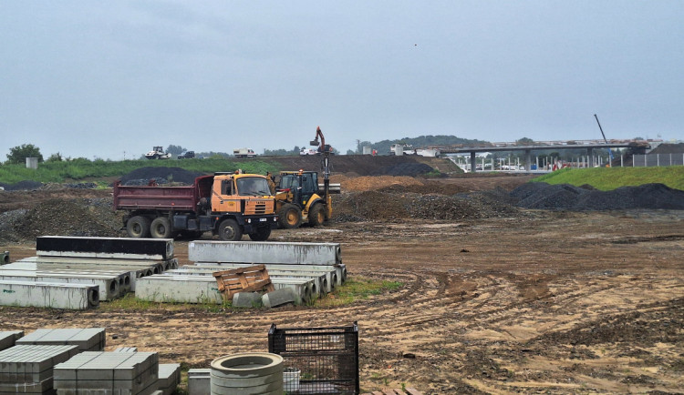 Kdo za to může? Náhradní zeleň u dálnice D1 u Přerova chybí už dva roky