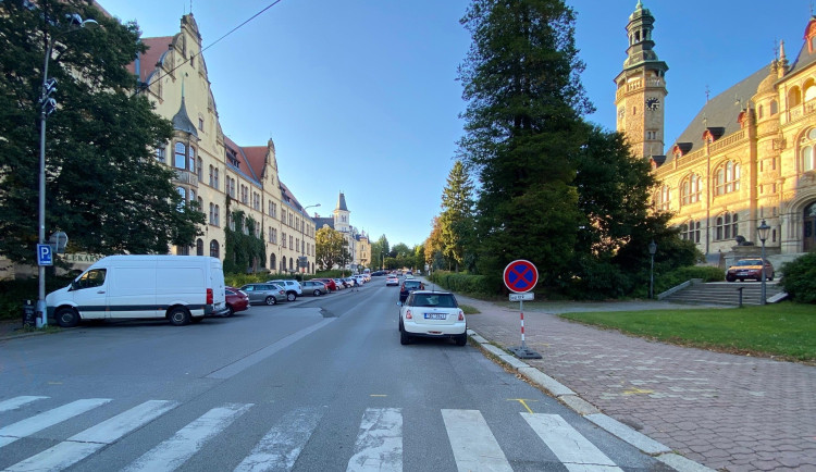 Fotografie Vítězné ulice byla pořízena ještě před zahájením rekonstrukce.