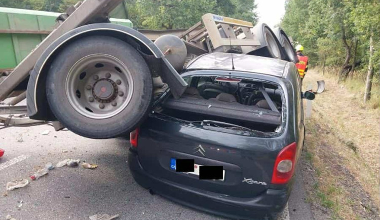 Řidiči nákladní soupravy se rozhoupal vlek. Ten se převrátil na projíždějící auto