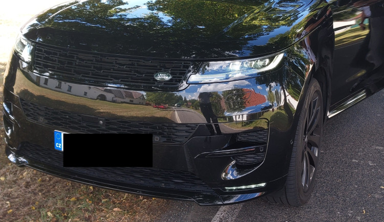 Řidiče Range Roveru, který jel po dálnici s modrým majákem, čeká správní řízení