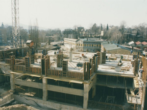 Stavba smíření, ve které sídlí knihovna i synagoga, slaví 25 let. Zůstává nadčasovou