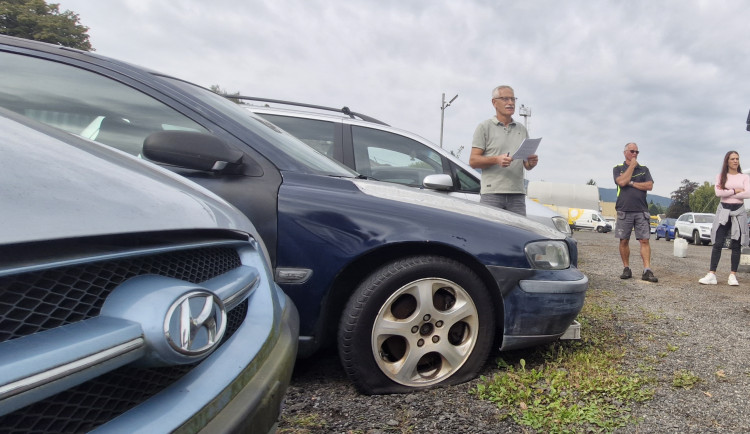 Dražba 16 autovraků v Liberci vynesla 64.800 korun, nejvíce prodej Škody 120