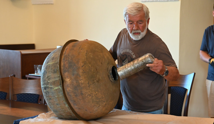 Báň radnice v Hranicích skrývala mince či fotografie módy. Věž prochází opravou