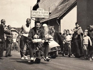 Trakařem ze Smržovky až na derby. Příběh bláznivé sázky po šedesáti letech ožil