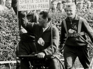 Trakařem ze Smržovky až na derby. Příběh bláznivé sázky po šedesáti letech ožil