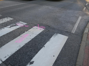 Jaguar srazil v Jablonci na přechodu mladého chodce, přehlédl ho