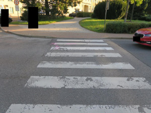 Jaguar srazil v Jablonci na přechodu mladého chodce, přehlédl ho