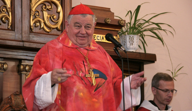 Kardinál Duka povede mši za kontroverzního influencera Kirka. Lidé krok kritizují