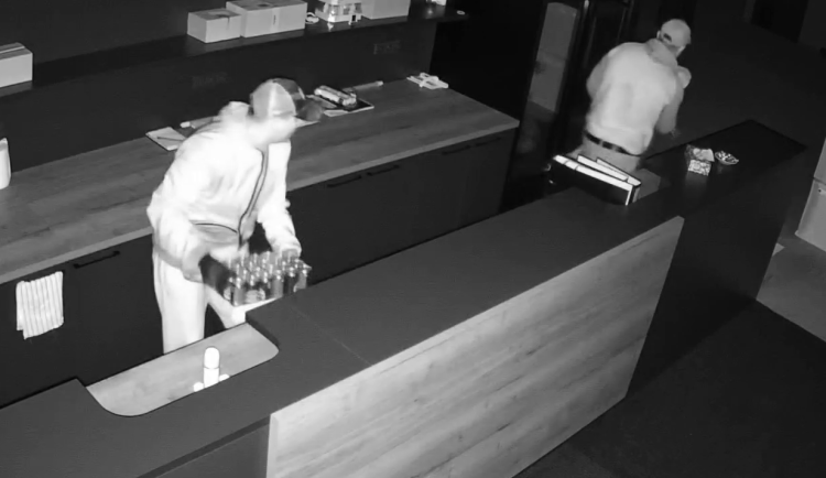 VIDEO: Dva muži vykradli posilovnu, vzali limonády, odpadkový koš i kytici