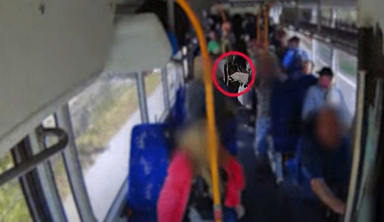 VIDEO: Agresor ohrožoval cestující nožem v autobuse na Brněnsku, přemohli ho