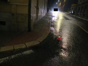 Žena nezvládla sjezd na koloběžce v Jablonci a narazila do auta. Nadýchala 1,74 promile