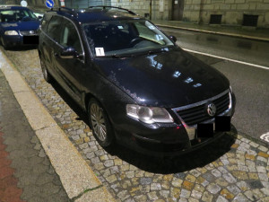 Žena nezvládla sjezd na koloběžce v Jablonci a narazila do auta. Nadýchala 1,74 promile