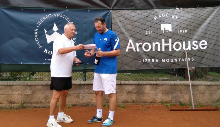 Vítězný Hauzr. Mladík (52 let) Zbyněk Hauzr vyhrál jubilejní ročník Ken Cupu veteránů. Na snímku přebírá ocenění z rukou ředitele turnaje Ladislava Hampla.