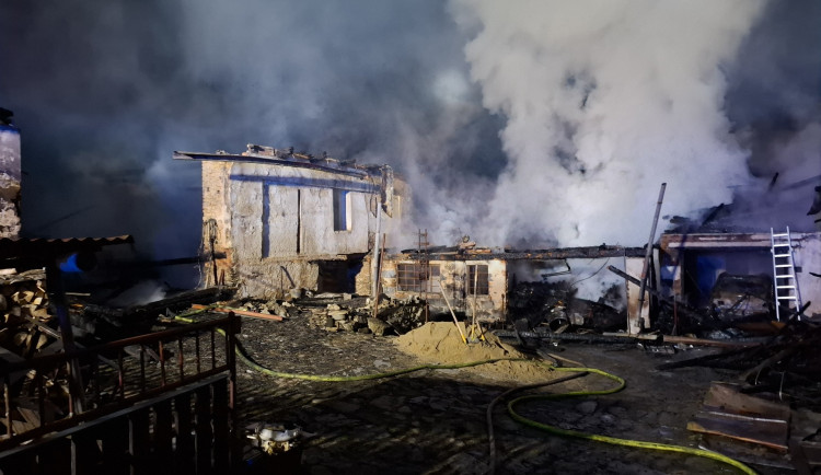 Požár hospodářských budov v Kopřivné na Šumpersku. Škoda přesáhne milion korun