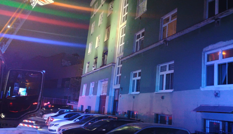 Při požáru bytu se zranilo deset osob. Způsobené škody dosáhly téměř pěti milionů