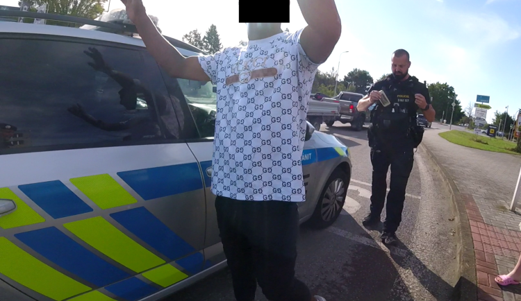 VIDEO: Muž okradl devadesátiletou stařenku, s její pomocí ho policie dopadla. Šlo o známou firmu