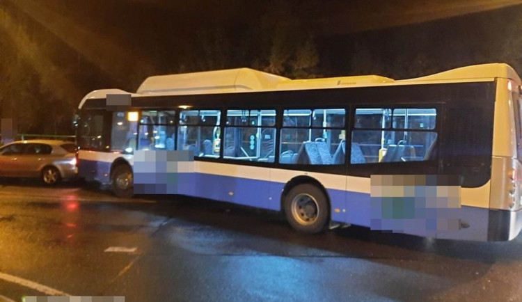 V Karlových Varech se srazilo osobní auto s autobusem. Policie hledá svědky
