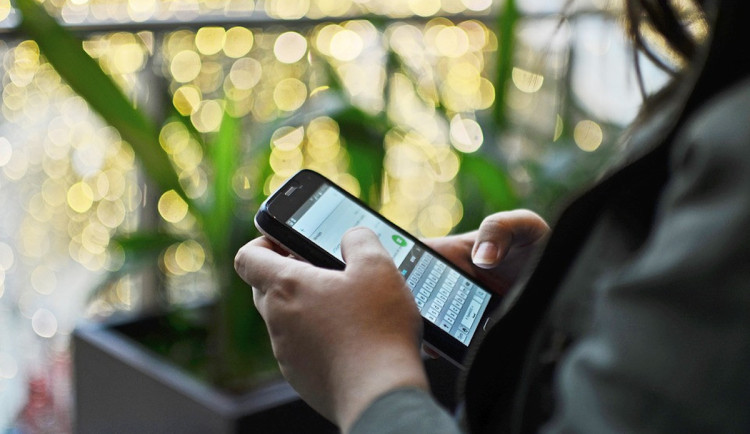 Málem poslala podvodníkům osm set tisíc korun. Ženě zamrzl telefon, o peníze nepřišla